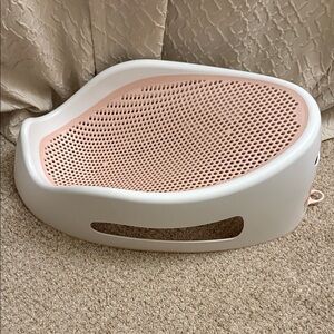 Pink new baby bath support